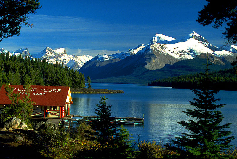 800px-Canada_Boat_House_am_Maligne_Lake%25252C_Jasper_NP%25252C_Alberta%25252C_CA.jpg