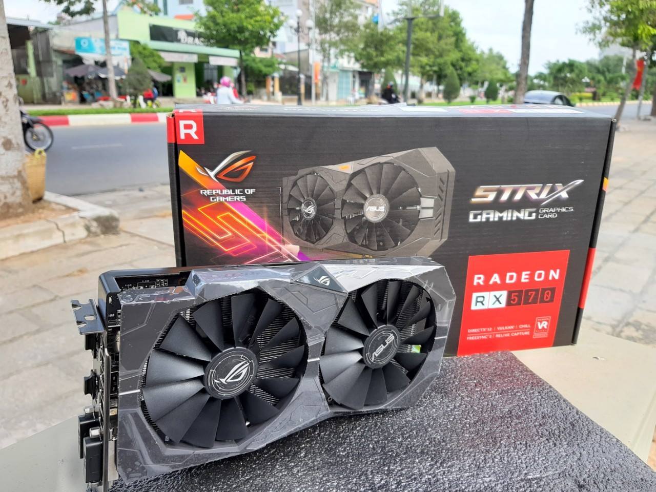 asus 570.jpg