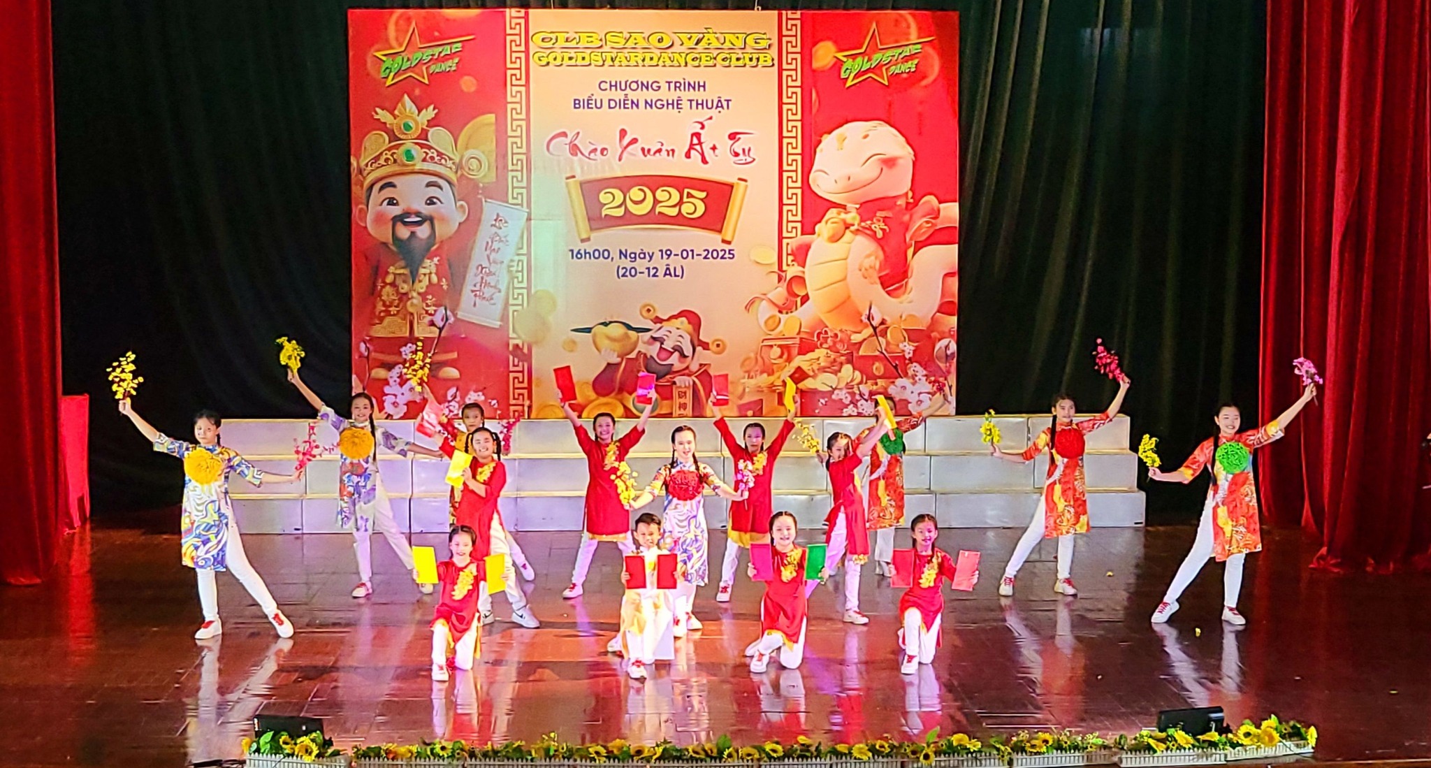 biễu diễn xuân ất tị(kids).jpg