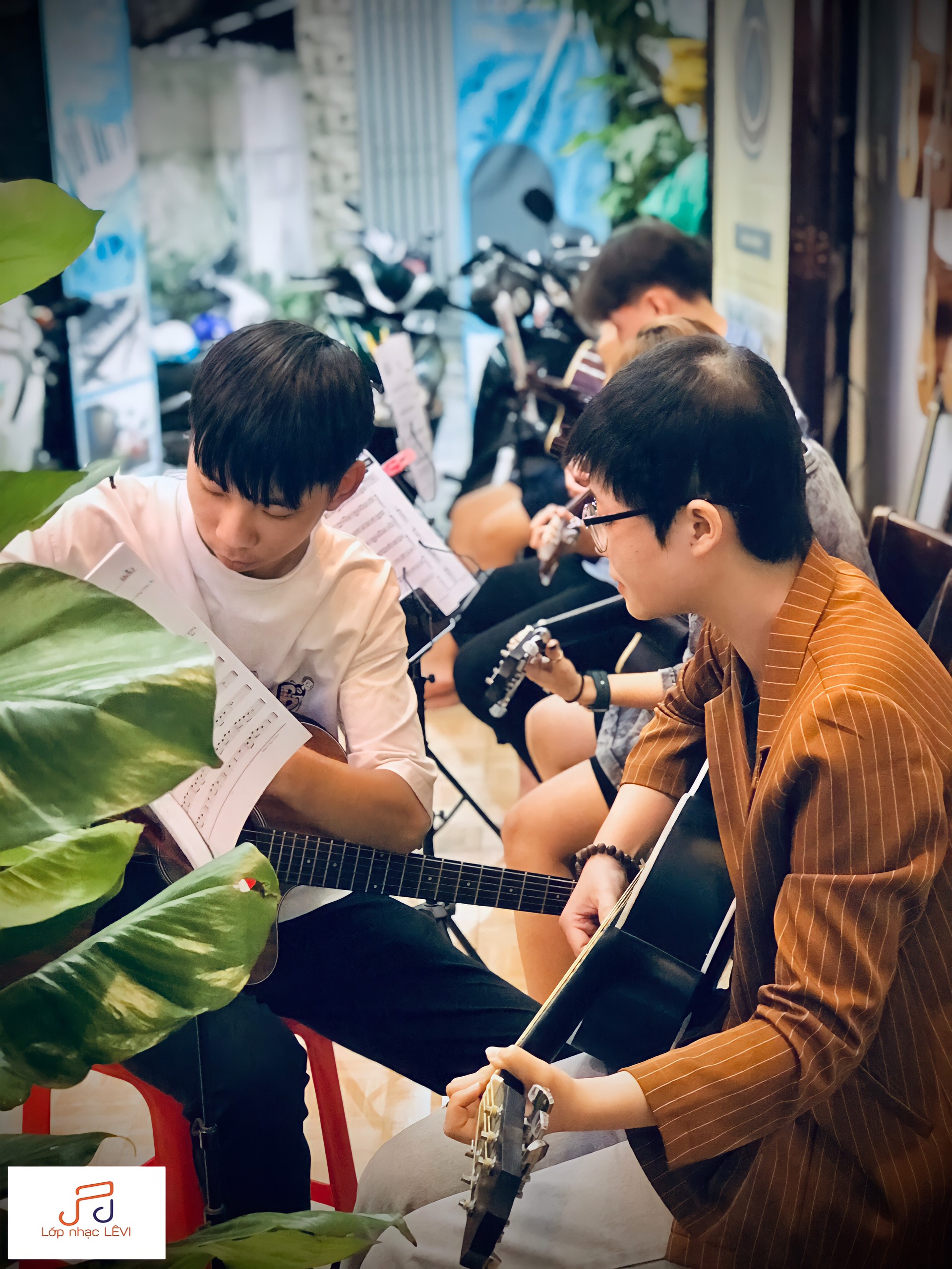 Lớp học đàn guitar cơ bản quận tân phú – lớp nhạc lêvi.jpg