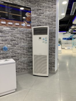 thi-cong-may-lanh-tu-dung-daikin-hlv1.jpg