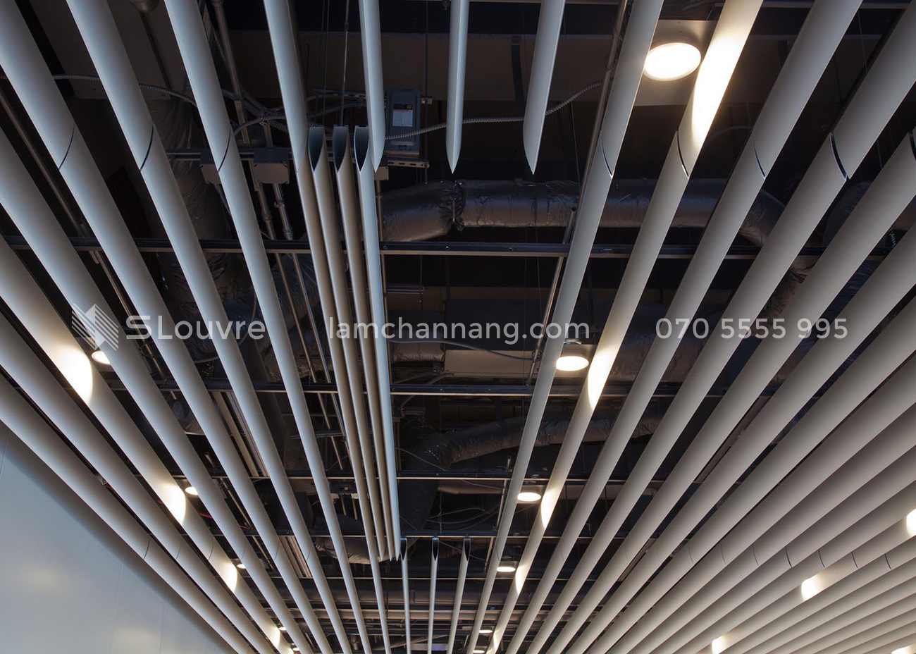 tran-lam-nhom-aluminium-louvre-ceiling-1.jpg