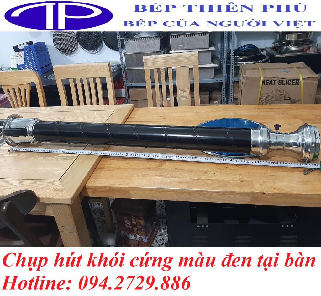 Chụp hút khói cứng màu đen tại bàn BBQ không khói