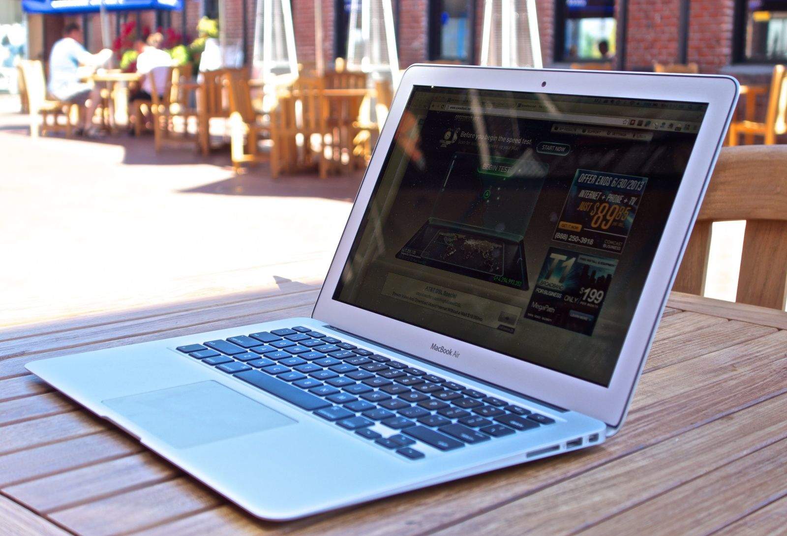 MacBook-Air-vs-MacBook-pro-Retina-2013-sunlight.jpg