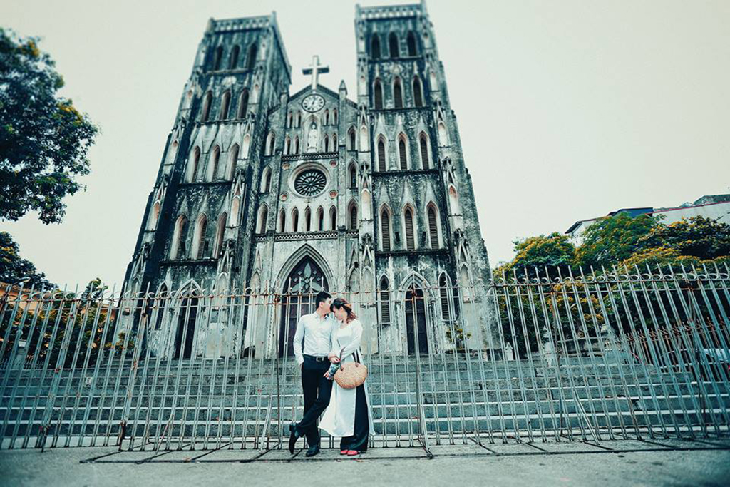 NGẤT NGÂY với album “chụp ảnh cưới ở nhà thờ Lớn Hà Nội” của cặp đôi Hà  Thành