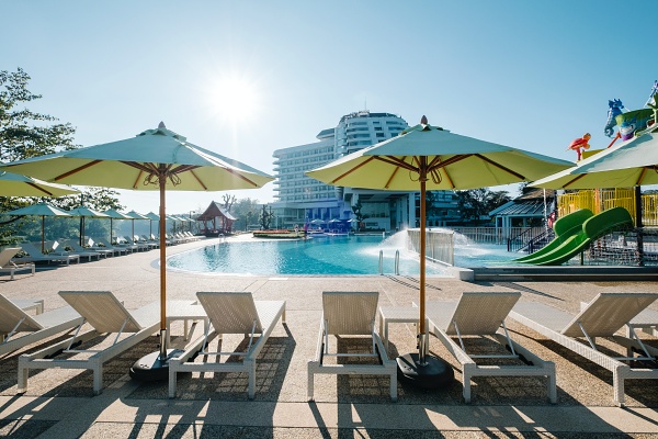 deckchair-swimming-pool-hotel.jpeg