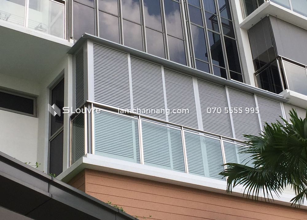 lam-nhom-ban-cong-balcony-louvre-shutter-3.jpg