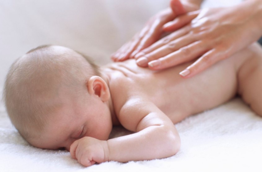 Massage sẽ giúp trẻ ngủ ngoan hơn