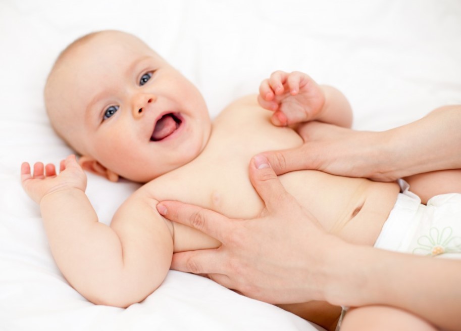 Massage cho trẻ sơ sinh là chủ đề được nhiều phụ huynh quan tâm