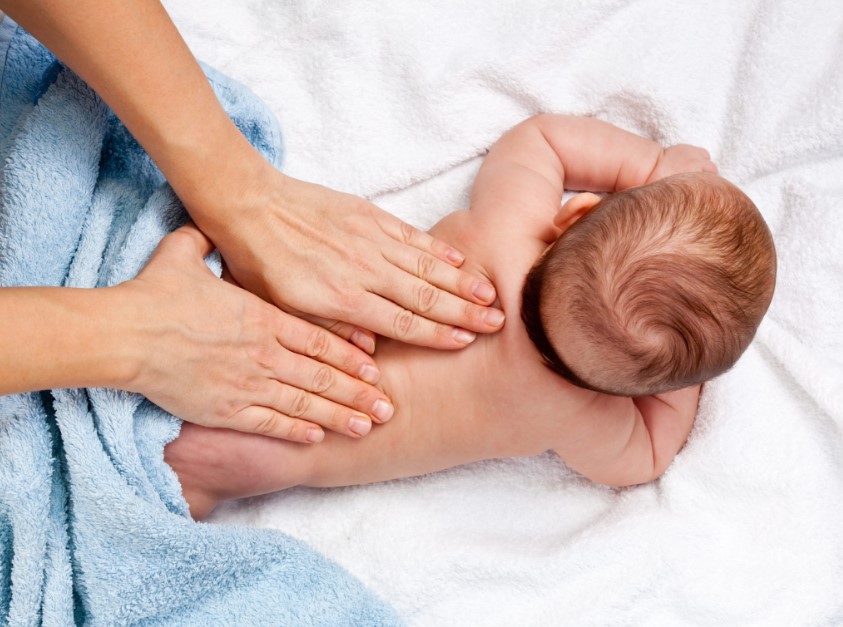 Massage lưng giúp trẻ sơ sinh ngủ ngoan hơn