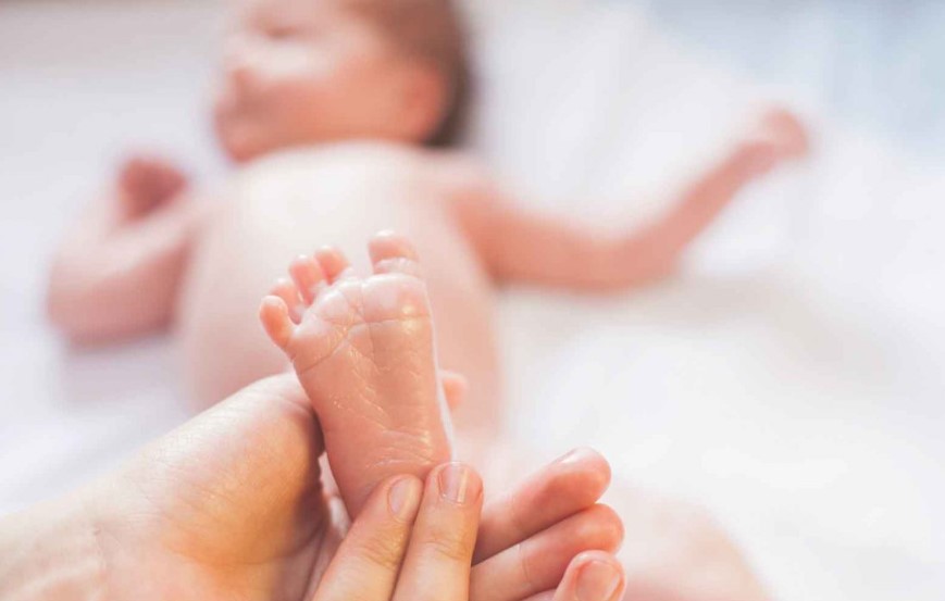 Massage chân cho trẻ sơ sinh là phương pháp phổ biến